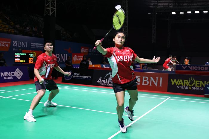 Aksi ganda campuran Indonesia, Darren Aurelius/Bernadine Anindya Wardana, pada perempat final Kejuaraan Asia Junior 2024