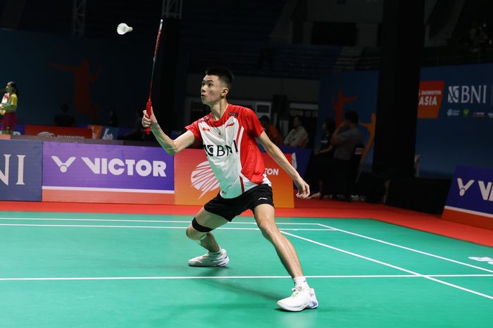 Tunggal putra Indonesia, Richie Duta Richardo saat beraksi pada babak perempat final Kejuaraan Asia Junior 2024 di GOR Among Raga, Yogyakarta, Jumat (5/7/2024).