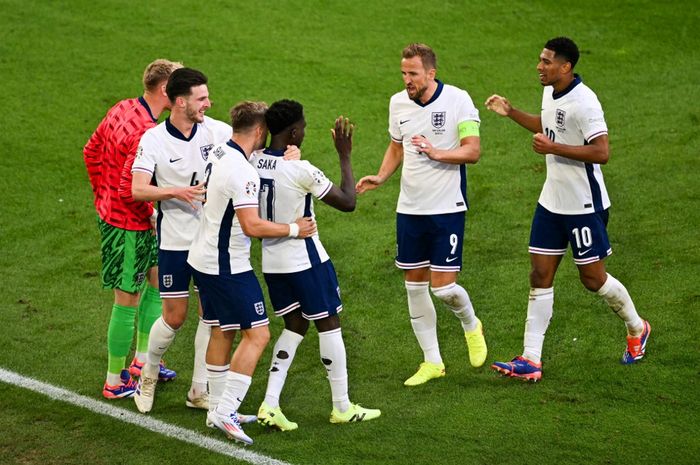 Timnas Inggris merayakan gol Bukayo Saka ke gawang Swiss pada perempat final Euro 2024 di Duesseldorf (6/7/2024). Inggris akan menghadapi timnas Belanda di semifinal.