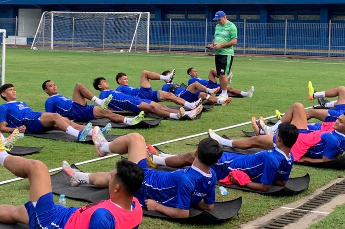 Pelatih Persib Bandung Bojan Hodak saat memimpin latihan tim di Lapangan Sidolig, Bandung, Minggu (7/7/2024).