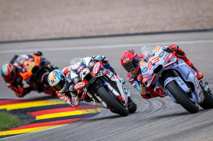 Pembalap Gresini, Marc Marquez (93), bersaing dengan Raul Fernandez dari Trackhouse Racing (25) dan Brad Binder dari Red Bull KTM (33) pada sprint MotoGP Jerman di Sachsenring, Saxony, Jerman, 6 Juli 2024.