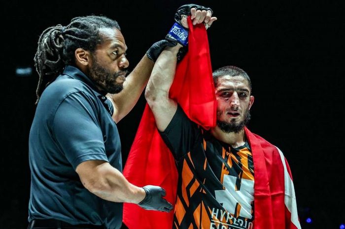 Karena gagal melalui tes hidrasi, Alibeg Rasulov tidak bisa menjadi juara interim kelas ringan MMA ONE Championship kendati mengalahkan Ok Rae-yoon pada gelaran ONE Fight Night 23 (6/7/2024) di Bangkok. 