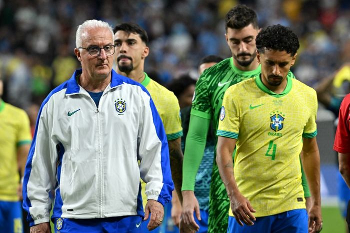 Pelatih timnas Brasil, Dorival Junior (kiri), membawa Selecao gugur di perempat final Copa America 2024 akibat dikalahkan Uruguay dalam adu penalti (6/7/2024).