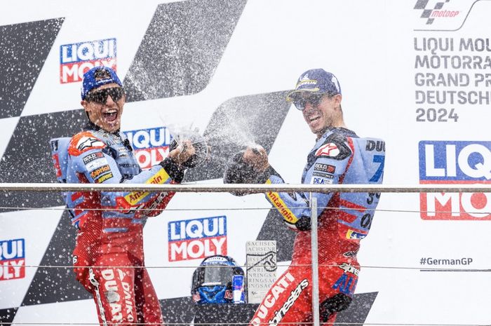 Dua pembalap Gresini, Marc Marquez dan Alex Marquez, merayakan podium pada MotoGP Jerman 2024 di Sachsenring, Minggu (7/7/2024).