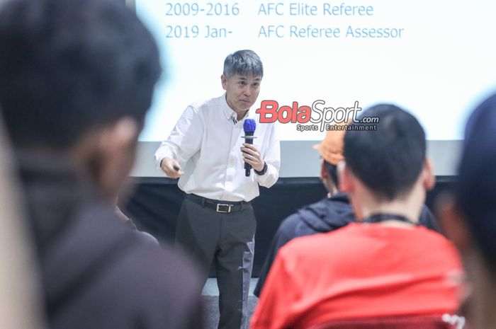 Wakil Ketua Komite Wasit PSSI, Yoshimi Ogawa, sedang memberikan sambutan dalam acara Refereeing Media Briefing di GBK Arena, Senayan, Jakarta, Senin (8/7/2024).