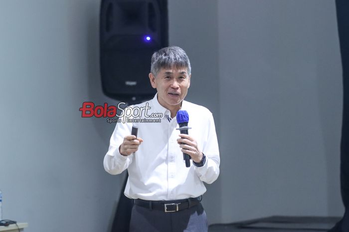 Wakil Ketua Komite Wasit PSSI, Yoshimi Ogawa, sedang memberikan sambutan dalam acara Refereeing Media Briefing di GBK Arena, Senayan, Jakarta, Senin (8/7/2024).