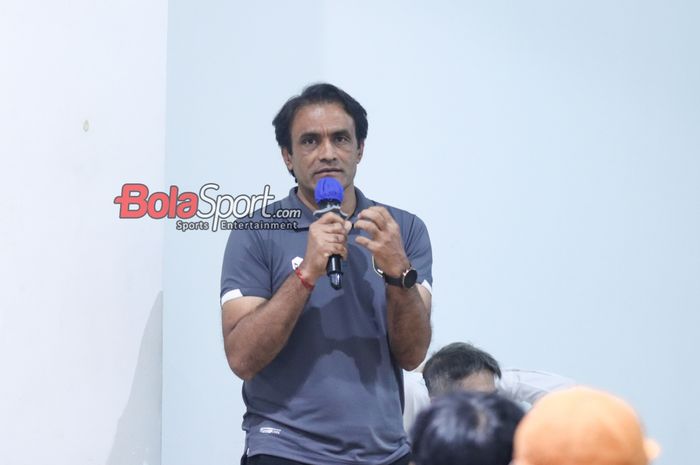 Kepala Departemen Wasit PSSI, Pratap Singh, sedang memberikan sambutan dalam acara Refereeing Media Briefing di GBK Arena, Senayan, Jakarta, Senin (8/7/2024).