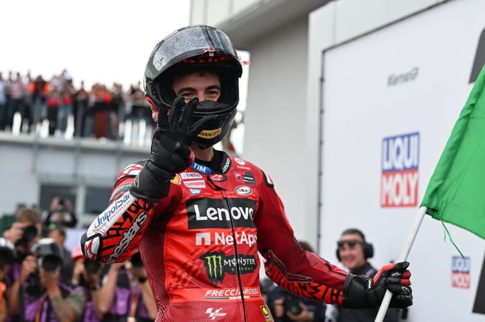 Pembalap Ducati Lenovo, Francesco Bagnaia, merayakan kemenangannya pada balapan MotoGP Jerman di Sachsenring, Saxony, Jerman, 7 Juli 2024. Itu menjadi kemenangan keempat secara beruntun baginya musim ini,