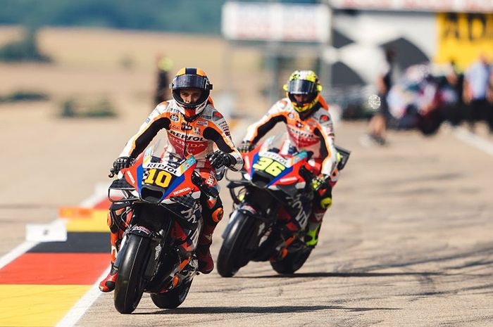 Pembalap Repsol Honda, Luca Marini dan Joan Mir, keluar dari garasi tim jelang balapan MotoGP Jerman di Sachsenring, Saxony, Jerman, 7 Juli 2024.