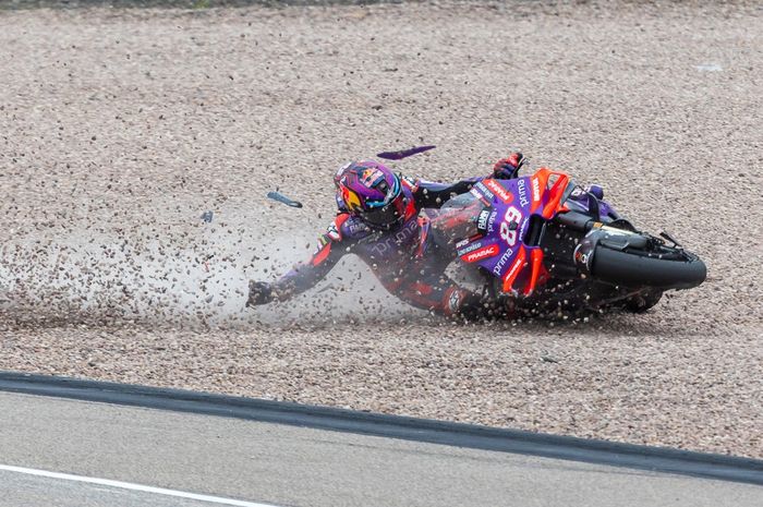 Pembalap Prima Pramac, Jorge Martin, terjatuh saat balapan MotoGP Jerman di Sachsenring, Saxony, Jerman, 7 Juli 2024.