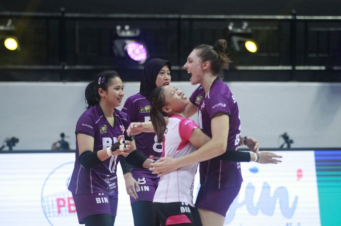 Selebrasi pemain Jakarta STIN BIN saat menghadapi Jakarta Popsivo Polwan pada final four Proliga 2024 di Surabaya. (Ki-ka) Myrasuci Indriani, Megawati Hangestri Pertiwi, Indah Guretno, Kara Bajema.