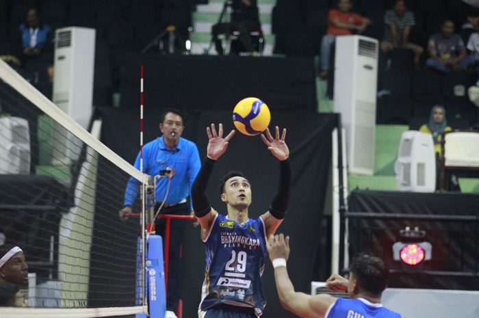 Setter Jakarta Bhayangkara Presisi Nizar Julfikar saat melawan Jakarta STIN BIN pada putaran I final four Proliga 2024, Minggu (7/7/2024)