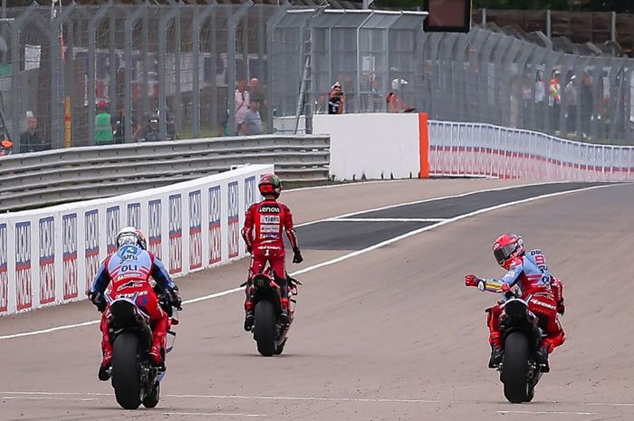 Francesco Bagnaia (Ducati Lenovo), Marc Marquez (Gresini), Alex Marquez (Gresini) setelah akhir balapan MotoGP Jerman 2024 di Sachsenring, Saxony, Jerman, Minggu (7/7/2024).