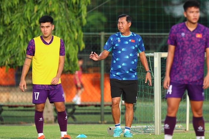 Pelatih Timnas U-19 Vietnam, Hua Hien Vinh, memberikan arahan kepada para pemainnya di sesi latihan.