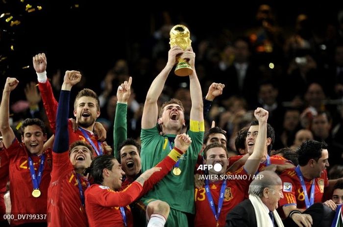 Timnas Spanyol merayakan keberhasilan menjadi juara Piala Dunia untuk pertama kalinya berkat gaya permainan tiki-taka pada 11 Juli 2010 di Johannesburg.