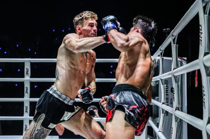 Nico Carrillo menang TKO atas Saemapetch Fairtex di ONE Fight Night 23 (6/7/2024).