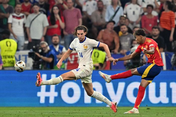 Aksi Lamine Yamal saat mencetak gol untuk Spanyol ke gawang Prancis dalam semifinal EURO 2024 di Stadion Allianz Arena, Selasa (9/7/2024).