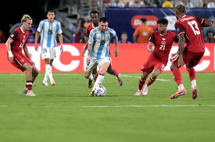 Megabintang Argentina, Lionel Messi, dikepung pemain-pemain Kanada dalam laga semifinal Copa America 2024, Selasa (9/7/2024) di New Jersey.