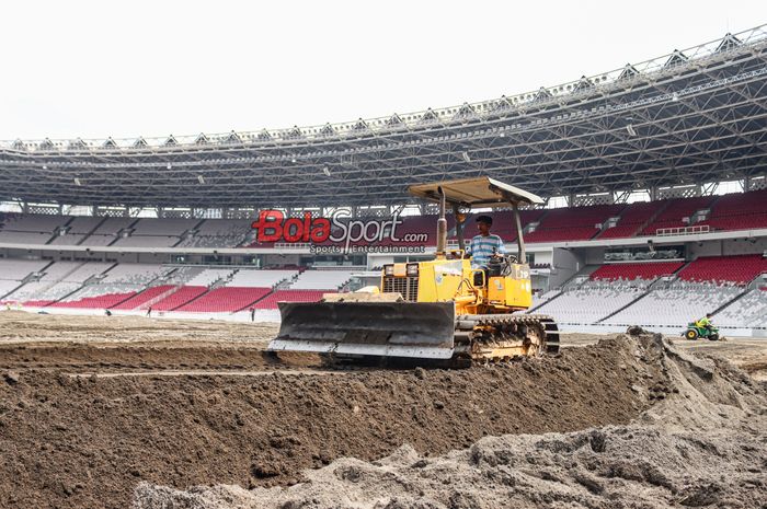 Proses sejumlah pekerja dalam revitalisasi rumput di Stadion Utama Gelora Bung Karno, Senayan, Jakarta, Rabu (10/7/2024).