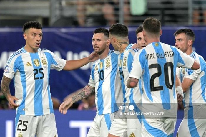 Megabintang Argentina Lionel Messi merayakan golnya ke gawang Kanada bersama rekan setim.