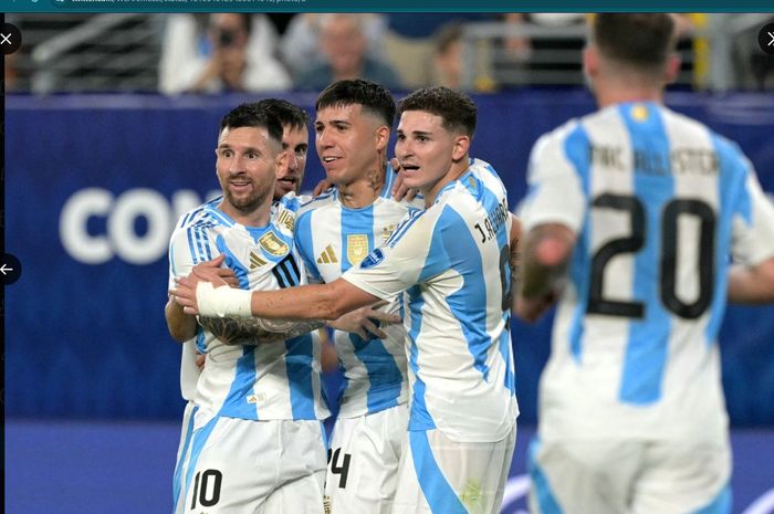 Para pemain Tim nasional Argentina merayakan gol Lionel Messi pada laga semifinal Copa America 2024 di Stadion MetLife, Selasa (9/7/2024).