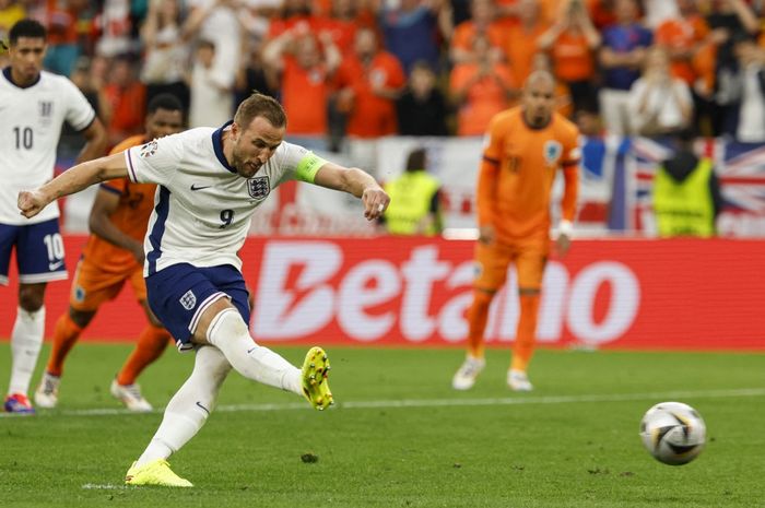 Harry Kane cetak gol tendangan penalti untuk timnas Inggris saat hadapi timnas Belanda pada semifinal Euro 2024 di Dortmund (10/7/2024).