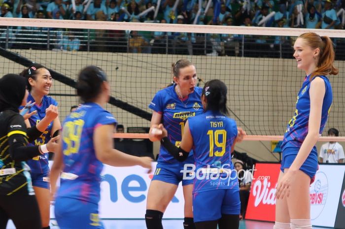 Reaksi pemain Jakarta Electric PLN saat melawan Jakarta Popsivo Polwan pada seri kedua final four Proliga 2024 di GOR Jatidiri, Semarang, Jawa Tengah, 11 Juli 2024.