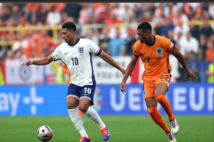 Gelandang Timnas Inggris, Jude Bellingham (kiri), berusaha lepas dari kawalan bek Timnas Belanda, Denzel Dumfries pada laga semifinal Euro 2024, Rabu (10/7/2024) atau Kamis dini hari WIB.