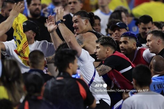 Penyerang Timnas Uruguay, Darwin Nunez, terlibat perkelahian dengan suporter Timnas Kolombia usai laga semifinal Copa America 2024.