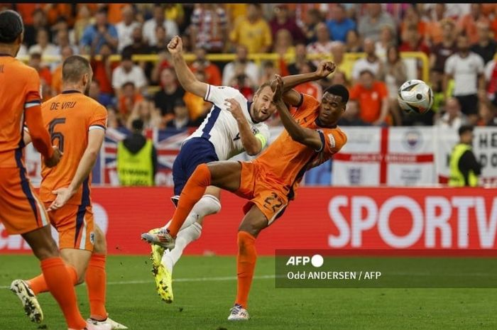 Aksi blok Denzel Dumfries terhadap tembakan Harry Kane yang dianggap pelanggaran berujung gol penalti timnas Inggris ke gawang Belanda pada semifinal Euro 2024 di Dortmund (10/7/2024)