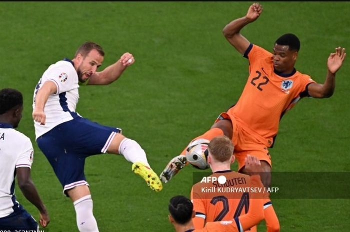 Aksi blok Denzel Dumfries terhadap tembakan Harry Kane yang dianggap pelanggaran berujung gol penalti timnas Inggris ke gawang Belanda pada semifinal Euro 2024 di Dortmund (10/7/2024)