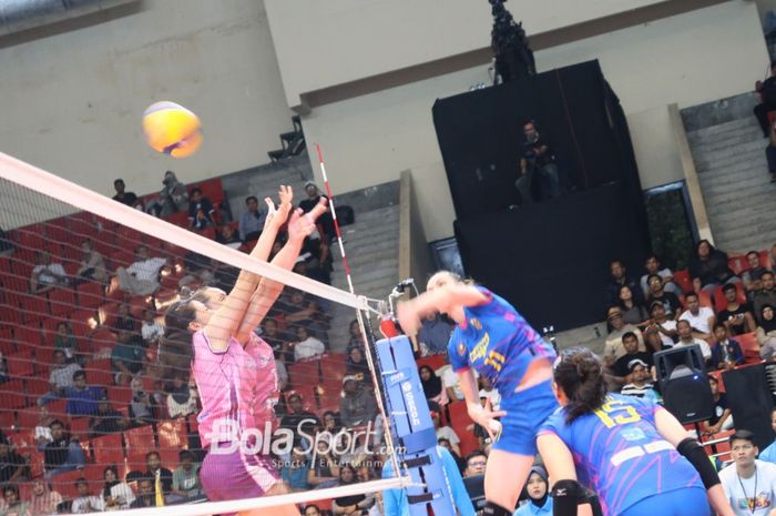 Pemain asing Jakarta Electric PLN, Katerina Zhidkova, melakukan spike ke arah blocker Jakarta Popsivo Polwan pada seri kedua final four Proliga 2024 di Semarang, Jawa Tengah, 11 Juli 2024.