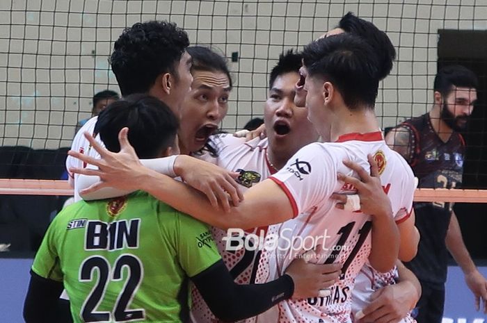 Selebrasi poin para pemain Jakarta STIN BIN saat menghadapi Palembang Bank SumselBabel pada seri kedua final four Proliga 2024 di Semarang, Jawa Tengah, 11 Juli 2024.