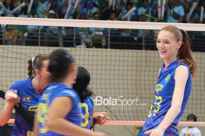 Opposite Jakarta Electric PLN, Marina Markova (paling kanan), merayakan poin dengan rekan-rekannya dalam pertandingan kontra Jakarta Popsivo Polwan pada seri kedua final four Proliga 2024 di Semarang, Jawa Tengah, 11 Juli 2024.