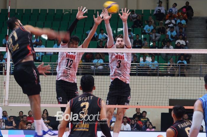 Pemain asing Palembang Bank SumselBabel, Mohammed Al Hachdadi melakukan spike keras ke arah Jakarta STIN BIN pada putaran kedua Final Four Proliga 2024 di GOR Jatidiri, Semarang, Jawa Tengah, Kamis (11/7/2024).