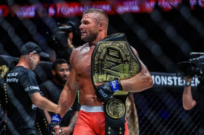 Juara 3 divisi MMA ONE Championship, Anatoly Malykhin.