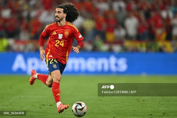 Bek kiri Marc Cucurella sedang menggiring bola dalam pertandingan Timnas Spanyol di Euro 2024.