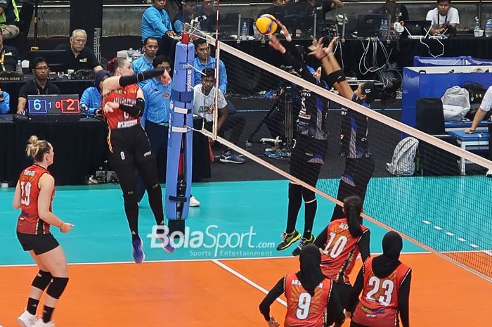 Spiker Jakarta Popsivo Polwan, Irina Voronkova, melepaskan bola ke arah pertahanan Jakarta Pertamina Enduro pada putaran kedua babak final four Proliga 2024 di Semarang, Jawa Tengah, 12 Juli 2024.