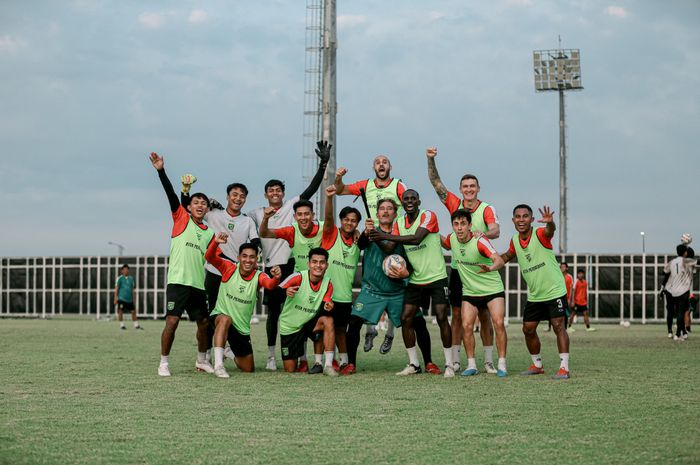 Para Pemain Persebaya Surabaya yang bergabung dalam grup hijau dan berhasil menang dalam laga adu penalti. Latihan ini dilakukan Paul Munster di tengah latihan dengan intensitas tinggi.