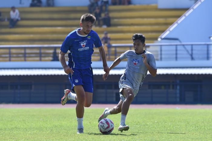 Pemain asing baru Persib Bandung, Mateo Kocijan, ternyata pernah bekerja di perusahaan makanan hingga memulai karier dari tim amatiran.