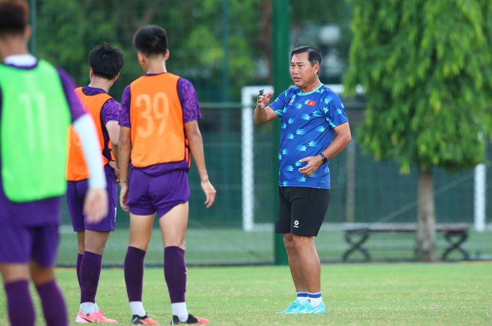 Pelatih Timnas U-19 Vietnam, Hua Hien Vinh, memimpin sesi latihan timnya jelang ASEAN Cup U-19 2024.