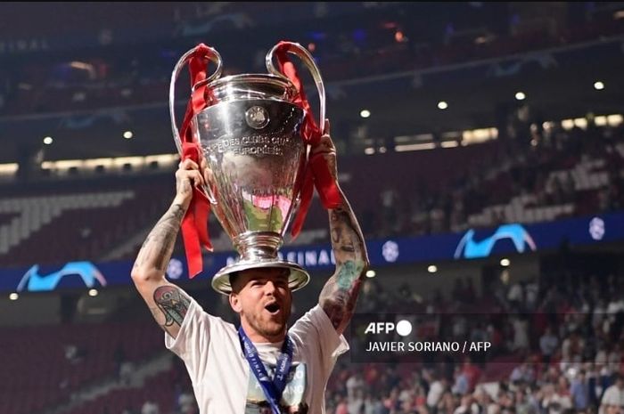 Alberto Moreno saat menjuarai Liga Champions 2018-2019 bersama Liverpool. Moreno dikabarkan bakal direkrut klub milik orang Indonesia, Como, pada bursa transfer musim panas 2024.