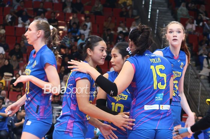 (Ki-ka) Katerina Zhidkova, Nurlaili Kusumah, Tisya Amallya Putri, Yolla Yuliana, dan Marina Markova saat memperkuat Jakarta Electric PLN dalam pertandingan kontra Jakarta Popsivo Polwan di putaran kedua final four Proliga di Semarang, Jawa Tengah, 11 Juli 2024.