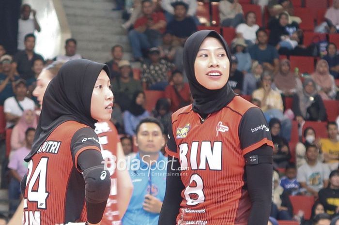 (Ki-ka) Arneta Putri Amelian dan Megawati Hangestri Pertiwi ketika memperkuat Jakarta BIN dalam pertandingan melawan Jakarta Electric PLN pada putaran kedua babak final four Proliga 2024 di Semarang, Jawa Tengah, 12 Juli 2024.