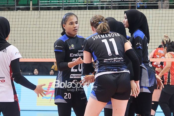 Junaida Santi (2 dari kiri) bersama rekan setimnya di Jakarta Pertamina Enduro ketika melawan Jakarta Popsivo Polwan dalam putaran kedua babak final four Proliga 2024 di Semarang, Jawa Tengah, 12 Juli 2024.