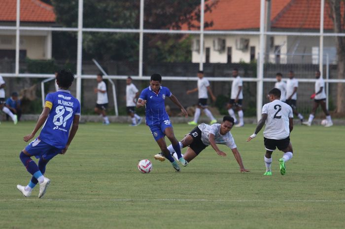 Suasana pertandingan uji coba antara PSBS BIak vs Arema FC di Bali, Sabtu (13/7/2024).