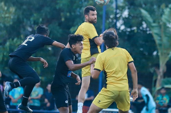 Suasana laga uji coba antara PSIS Semarang vs tim PON Jawa Tengah di Lapangan Wisesa, Demak, Sabtu (13/7/2024).