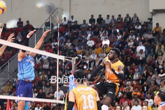 Momentum Noumory Keita melancarkan smash saat membela Jakarta Bhayangkara Presisi melawan Palembang Bank SumselBabel di putaran II Final Four Proliga 2024, Sabtu (13/7/2024)