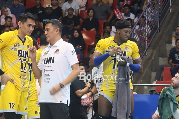 Pelatih Jakarta STIN BIN, Andri Widiyatmoko sedang memberikan intruksi terhadap Rivan Nurmulki ketika melawan Jakarta LavAni Allo Bank Electric pada final four Proliga 2024, Sabtu, 13 Juli 2024