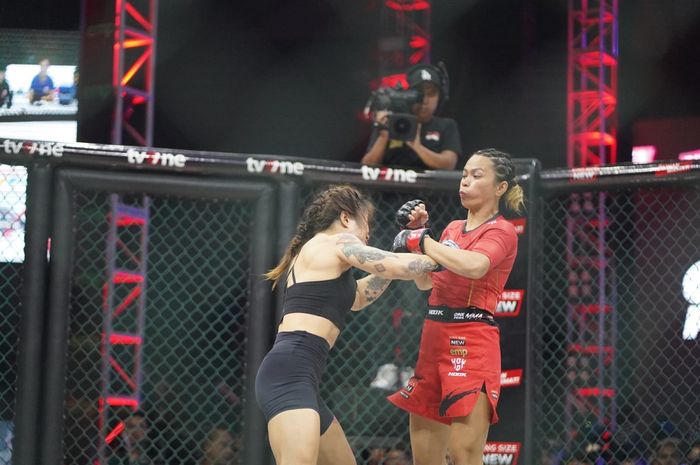 Laga internasional di kelas jerami perempuan antara Shiyin Tan (Singapura) melawan Anggi Mandagi (Indonesia) pada gelaran One Pride MMA 80, Sabtu (13/7/2024) di Semarang. 